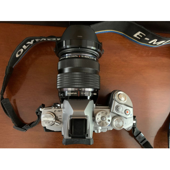 Olympus OM-D E-M1 Argent avec de nombreu